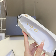 CHANEL香奈儿最新款拼色尖头平底鞋超多明星网红种草 这是香奈儿经典通勤尖头平底鞋 主打轻熟优雅风,适 CHANEL香奈儿最新款拼色尖头平底鞋超多明星网红种草 这是香奈儿经典通勤尖头平底鞋 主打轻熟优雅风,适