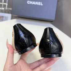 CHANEL香奈儿最新款拼色尖头平底鞋超多明星网红种草 这是香奈儿经典通勤尖头平底鞋 主打轻熟优雅风,适 CHANEL香奈儿最新款拼色尖头平底鞋超多明星网红种草 这是香奈儿经典通勤尖头平底鞋 主打轻熟优雅风,适