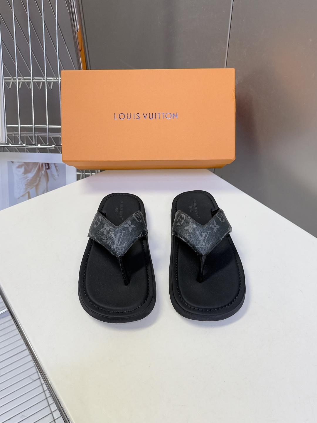 Louis Vuitton路易威登春夏最新款厚底人字拖鞋超多明星网红种草 这是LV春夏日常休闲人字拖 兼