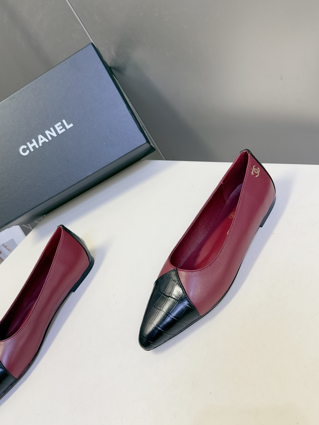CHANEL香奈儿最新款拼色尖头平底鞋超多明星网红种草 这是香奈儿经典通勤尖头平底鞋 主打轻熟优雅风，适