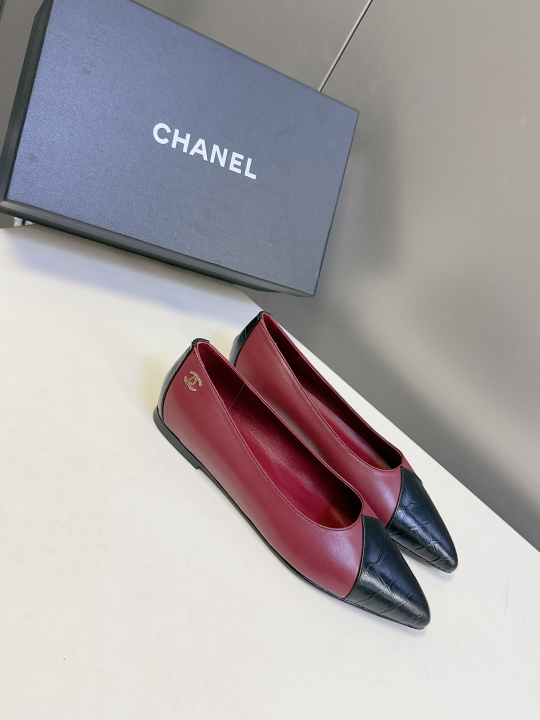 CHANEL香奈儿最新款拼色尖头平底鞋超多明星网红种草 这是香奈儿经典通勤尖头平底鞋 主打轻熟优雅风，适