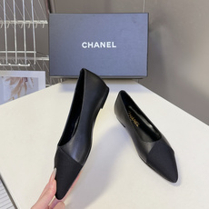 CHANEL香奈儿最新款拼色尖头平底鞋超多明星网红种草 这是香奈儿经典通勤尖头平底鞋 主打轻熟优雅风,适 CHANEL香奈儿最新款拼色尖头平底鞋超多明星网红种草 这是香奈儿经典通勤尖头平底鞋 主打轻熟优雅风,适