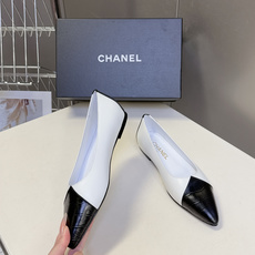 CHANEL香奈儿最新款拼色尖头平底鞋超多明星网红种草 这是香奈儿经典通勤尖头平底鞋 主打轻熟优雅风,适 CHANEL香奈儿最新款拼色尖头平底鞋超多明星网红种草 这是香奈儿经典通勤尖头平底鞋 主打轻熟优雅风,适
