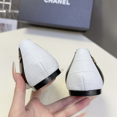CHANEL香奈儿最新款拼色尖头平底鞋超多明星网红种草 这是香奈儿经典通勤尖头平底鞋 主打轻熟优雅风,适 CHANEL香奈儿最新款拼色尖头平底鞋超多明星网红种草 这是香奈儿经典通勤尖头平底鞋 主打轻熟优雅风,适