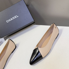 CHANEL香奈儿最新款拼色尖头平底鞋超多明星网红种草 这是香奈儿经典通勤尖头平底鞋 主打轻熟优雅风,适 CHANEL香奈儿最新款拼色尖头平底鞋超多明星网红种草 这是香奈儿经典通勤尖头平底鞋 主打轻熟优雅风,适