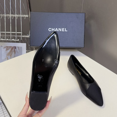 CHANEL香奈儿最新款拼色尖头平底鞋超多明星网红种草 这是香奈儿经典通勤尖头平底鞋 主打轻熟优雅风,适 CHANEL香奈儿最新款拼色尖头平底鞋超多明星网红种草 这是香奈儿经典通勤尖头平底鞋 主打轻熟优雅风,适