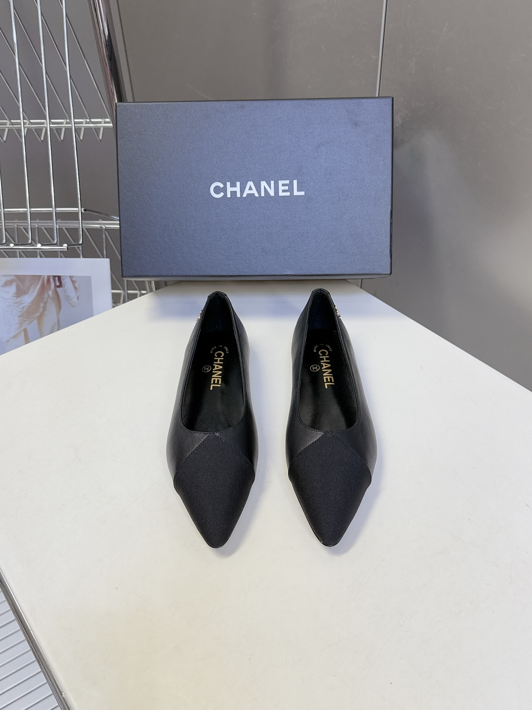 CHANEL香奈儿最新款拼色尖头平底鞋超多明星网红种草 这是香奈儿经典通勤尖头平底鞋 主打轻熟优雅风，适