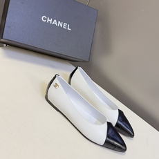 CHANEL香奈儿最新款拼色尖头平底鞋超多明星网红种草 这是香奈儿经典通勤尖头平底鞋 主打轻熟优雅风,适 CHANEL香奈儿最新款拼色尖头平底鞋超多明星网红种草 这是香奈儿经典通勤尖头平底鞋 主打轻熟优雅风,适