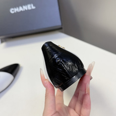 CHANEL香奈儿最新款拼色尖头平底鞋超多明星网红种草 这是香奈儿经典通勤尖头平底鞋 主打轻熟优雅风,适 CHANEL香奈儿最新款拼色尖头平底鞋超多明星网红种草 这是香奈儿经典通勤尖头平底鞋 主打轻熟优雅风,适