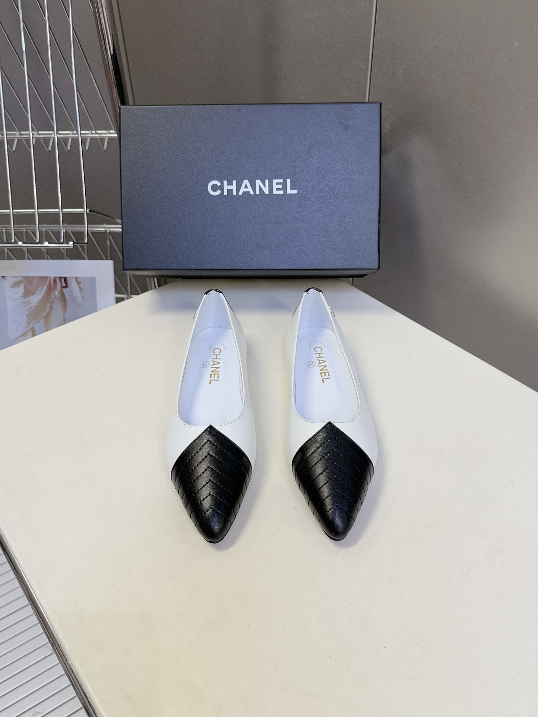 CHANEL香奈儿最新款拼色尖头平底鞋超多明星网红种草 这是香奈儿经典通勤尖头平底鞋 主打轻熟优雅风，适