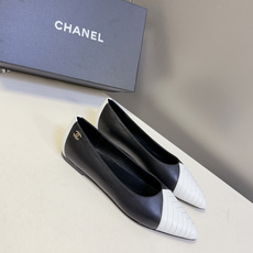 CHANEL香奈儿最新款拼色尖头平底鞋超多明星网红种草 这是香奈儿经典通勤尖头平底鞋 主打轻熟优雅风,适 CHANEL香奈儿最新款拼色尖头平底鞋超多明星网红种草 这是香奈儿经典通勤尖头平底鞋 主打轻熟优雅风,适