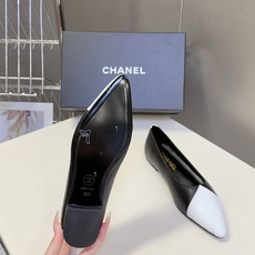 CHANEL香奈儿最新款拼色尖头平底鞋超多明星网红种草 这是香奈儿经典通勤尖头平底鞋 主打轻熟优雅风,适 CHANEL香奈儿最新款拼色尖头平底鞋超多明星网红种草 这是香奈儿经典通勤尖头平底鞋 主打轻熟优雅风,适
