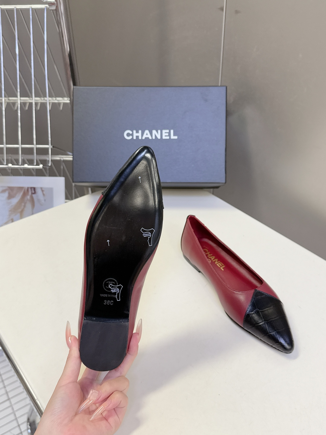 CHANEL香奈儿最新款拼色尖头平底鞋超多明星网红种草 这是香奈儿经典通勤尖头平底鞋 主打轻熟优雅风，适