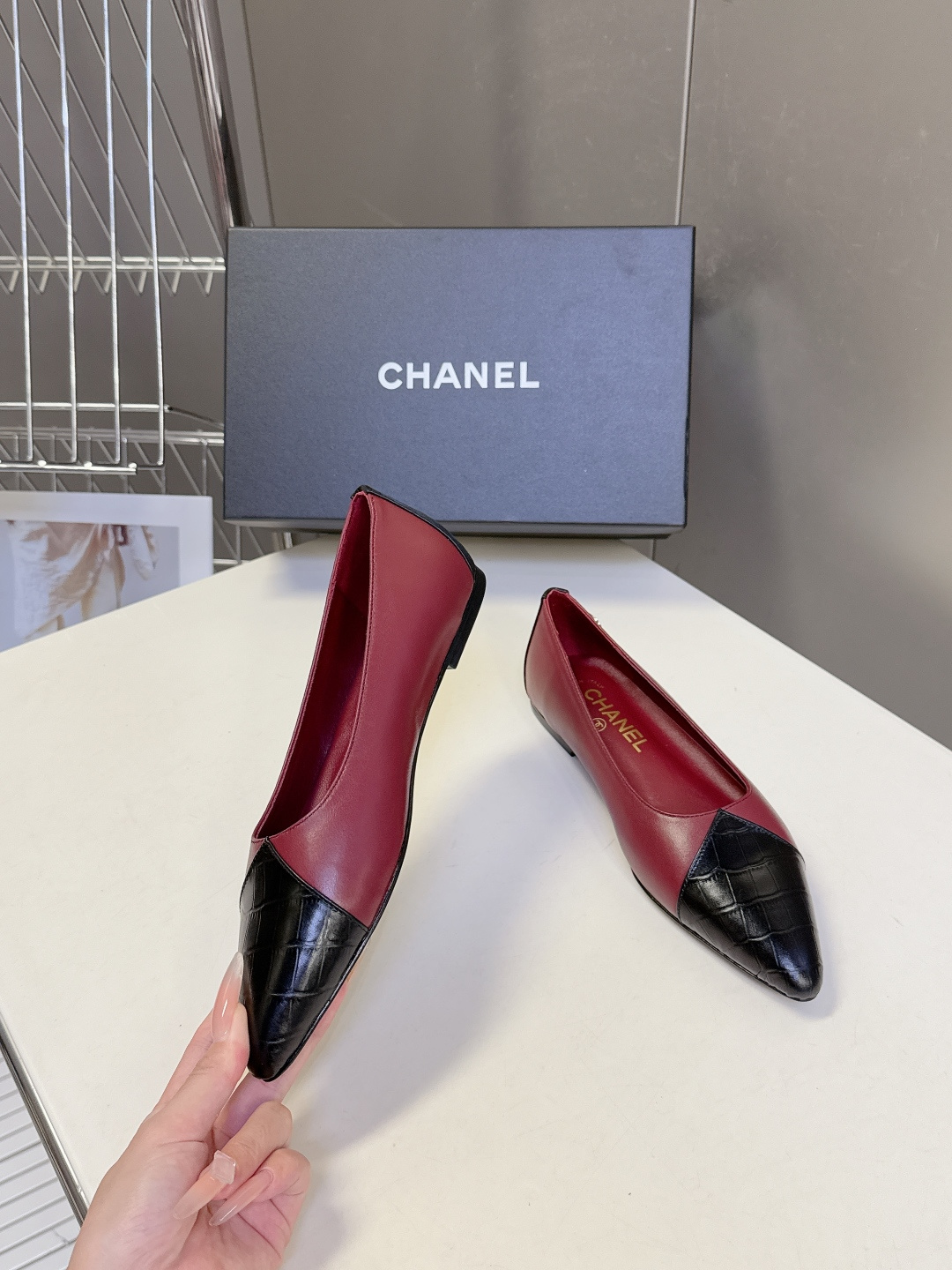 CHANEL香奈儿最新款拼色尖头平底鞋超多明星网红种草 这是香奈儿经典通勤尖头平底鞋 主打轻熟优雅风，适