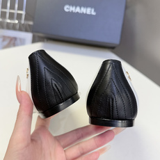 CHANEL香奈儿最新款拼色尖头平底鞋超多明星网红种草 这是香奈儿经典通勤尖头平底鞋 主打轻熟优雅风,适 CHANEL香奈儿最新款拼色尖头平底鞋超多明星网红种草 这是香奈儿经典通勤尖头平底鞋 主打轻熟优雅风,适