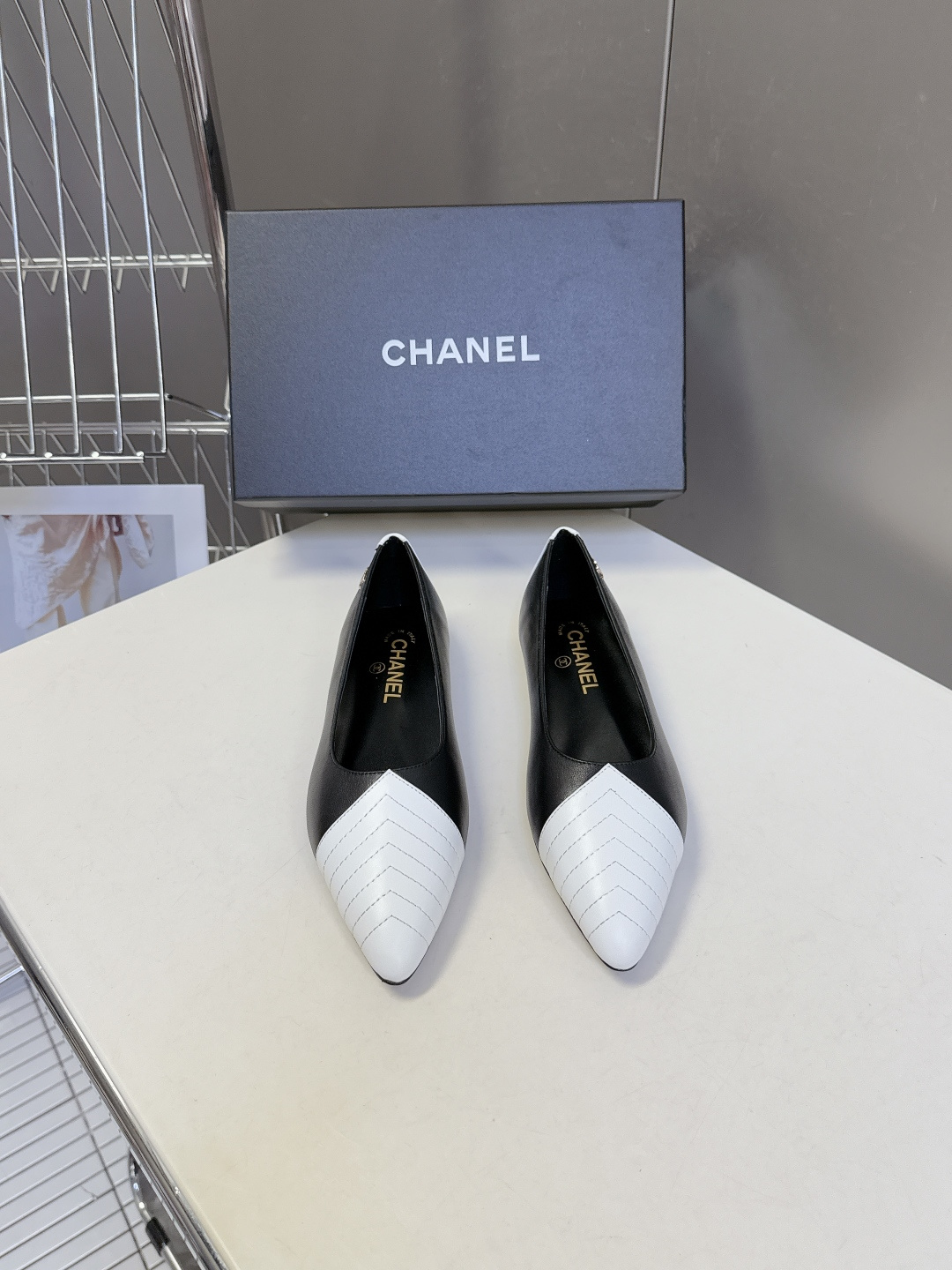 CHANEL香奈儿最新款拼色尖头平底鞋超多明星网红种草 这是香奈儿经典通勤尖头平底鞋 主打轻熟优雅风，适