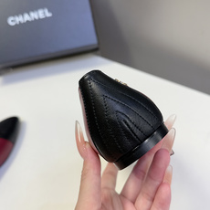 CHANEL香奈儿最新款拼色尖头平底鞋超多明星网红种草 这是香奈儿经典通勤尖头平底鞋 主打轻熟优雅风,适 CHANEL香奈儿最新款拼色尖头平底鞋超多明星网红种草 这是香奈儿经典通勤尖头平底鞋 主打轻熟优雅风,适