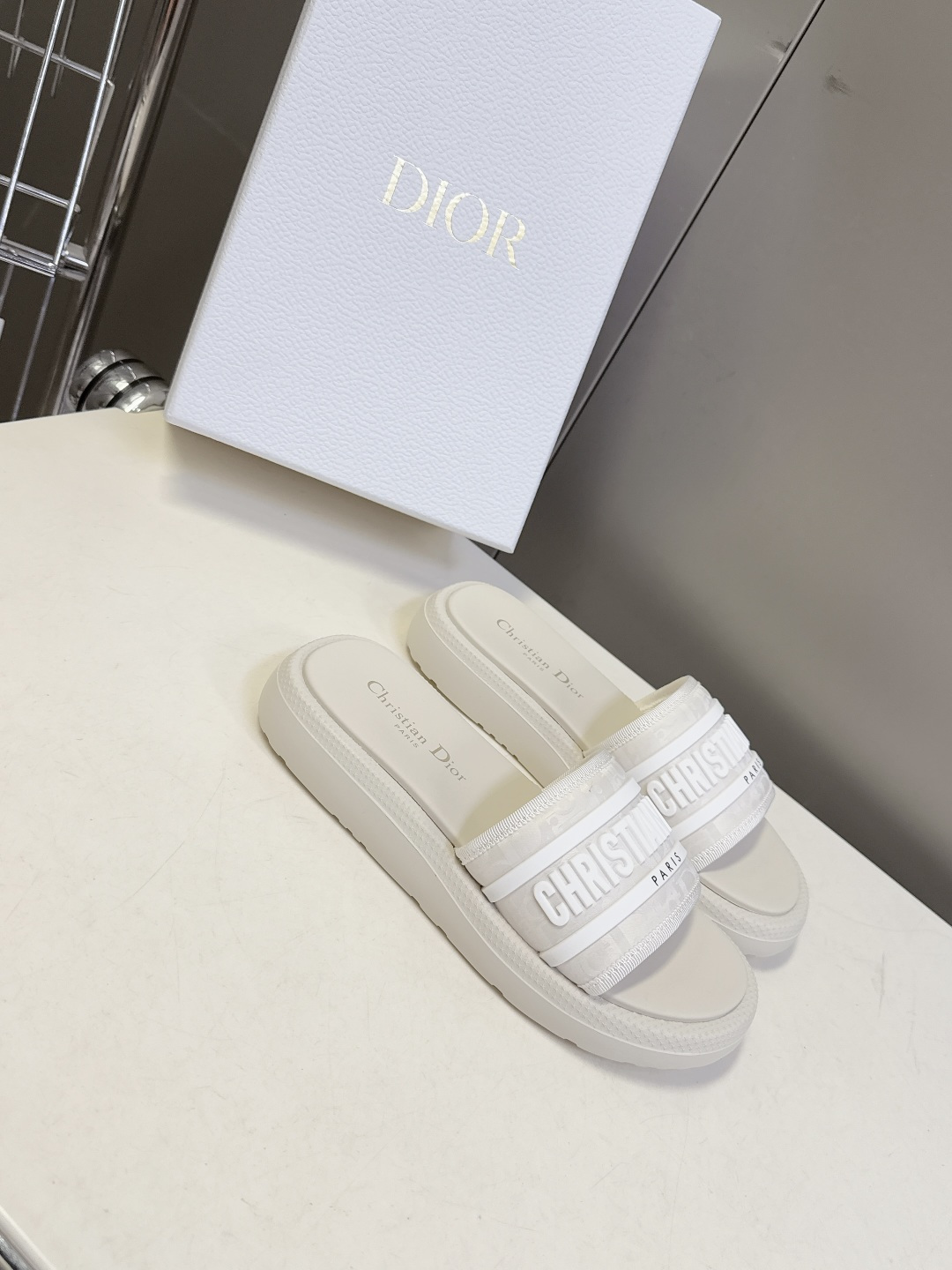 Dior迪奥春夏最新款电绣款拖鞋、超多明星网红种草、夏天必备 专柜正品购入开发 完美复刻细节 经典的版型