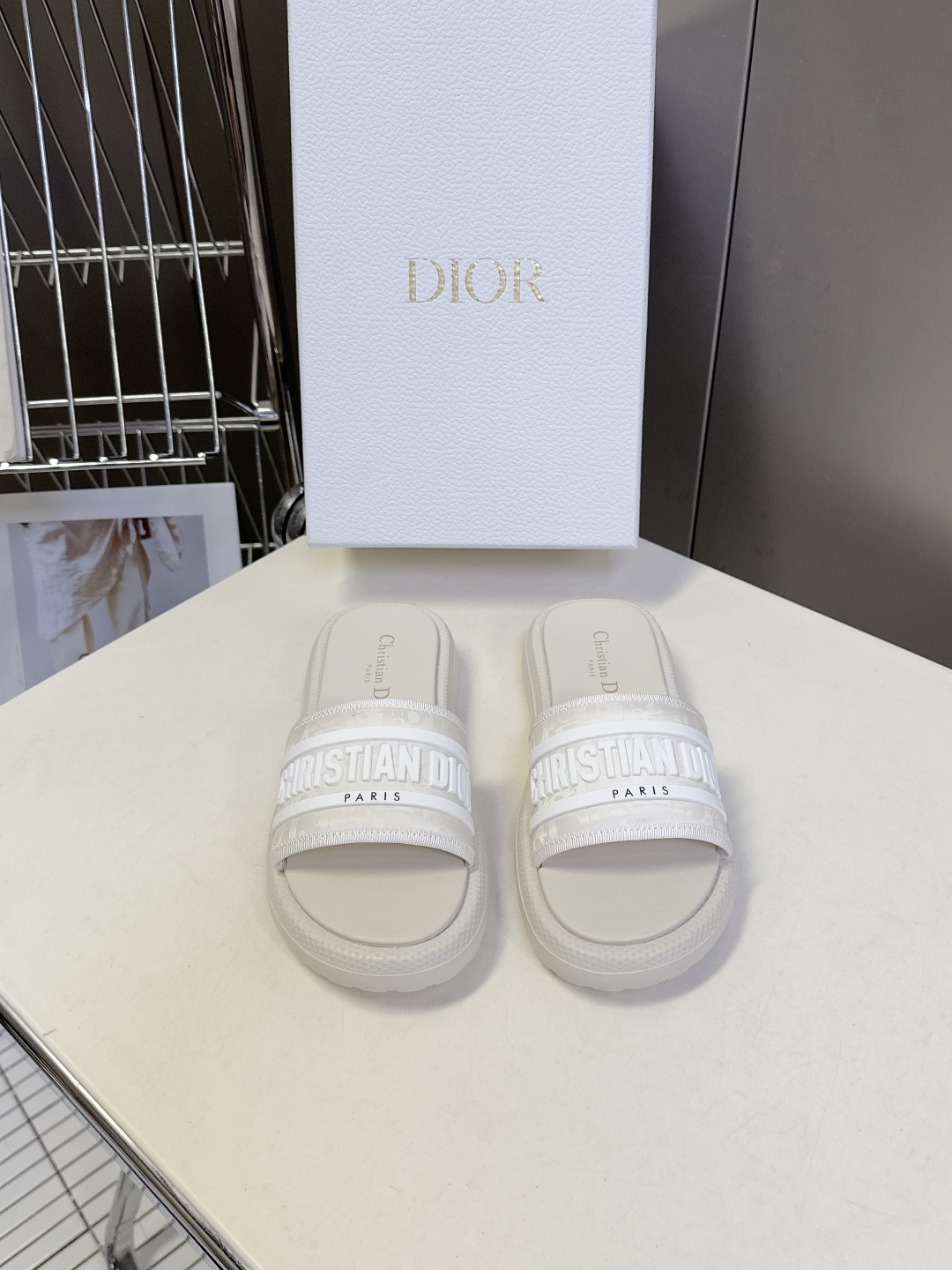 Dior迪奥春夏最新款电绣款拖鞋、超多明星网红种草、夏天必备 专柜正品购入开发 完美复刻细节 经典的版型