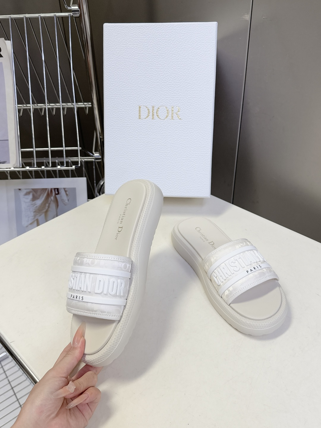 Dior迪奥春夏最新款电绣款拖鞋、超多明星网红种草、夏天必备 专柜正品购入开发 完美复刻细节 经典的版型