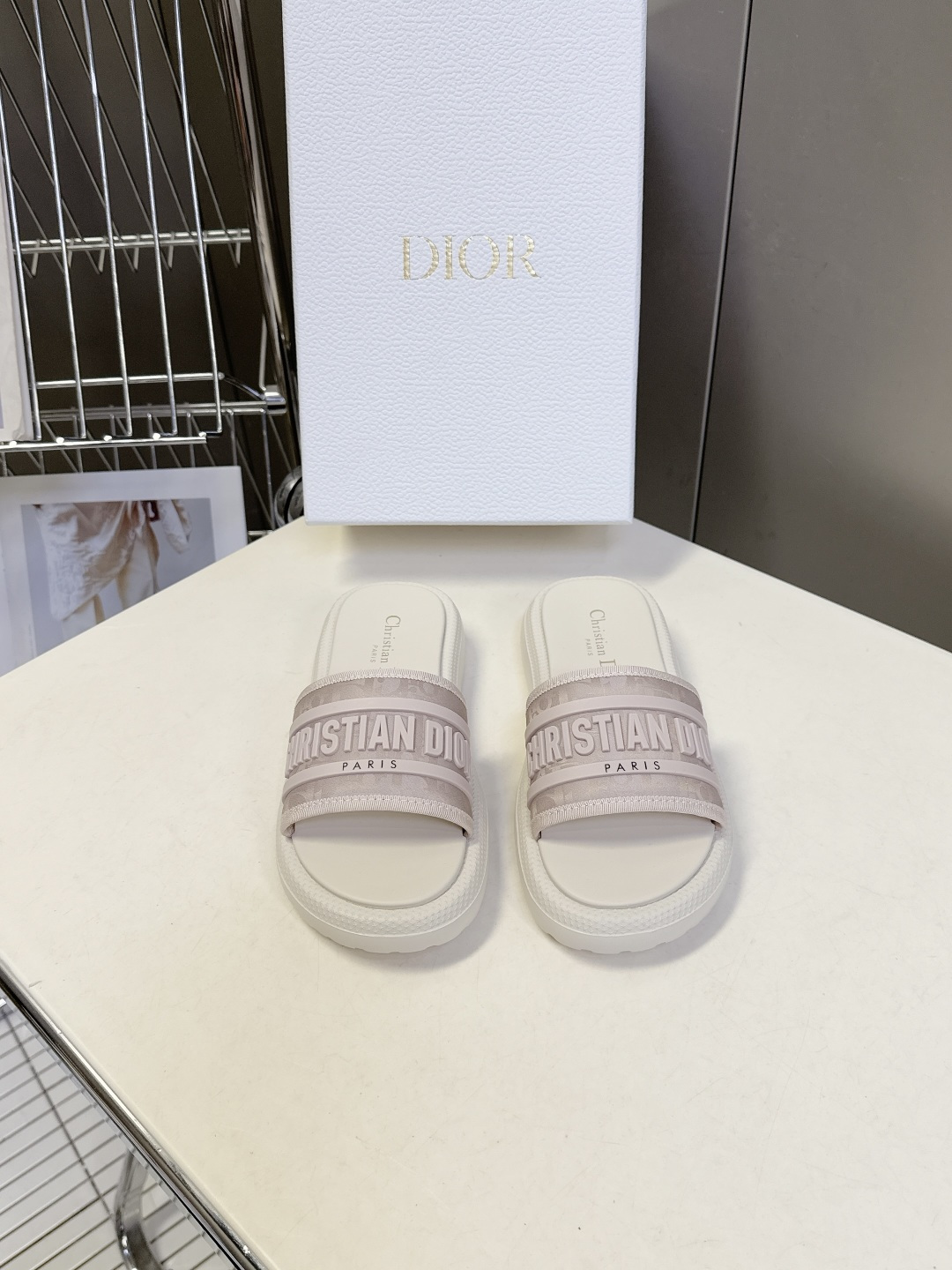 Dior迪奥春夏最新款电绣款拖鞋、超多明星网红种草、夏天必备 专柜正品购入开发 完美复刻细节 经典的版型