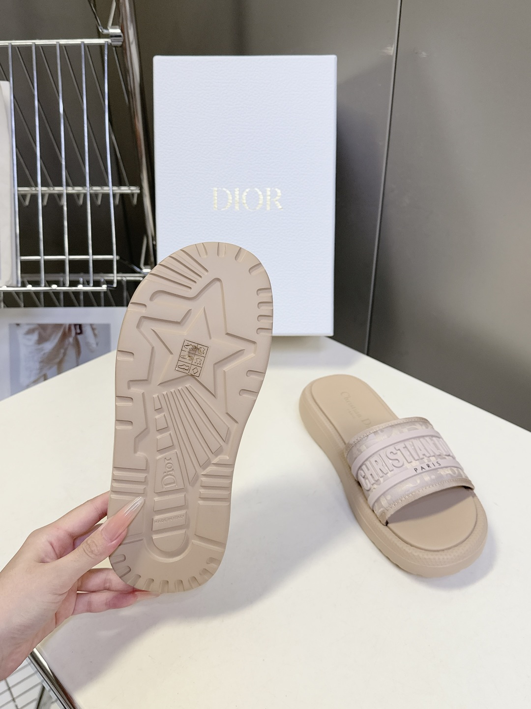 Dior迪奥春夏最新款电绣款拖鞋、超多明星网红种草、夏天必备 专柜正品购入开发 完美复刻细节 经典的版型