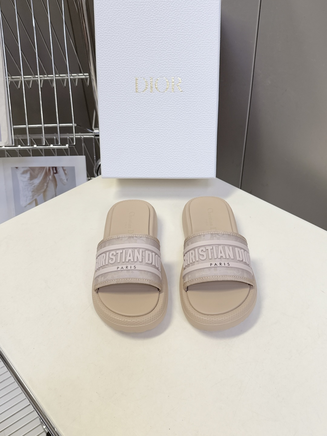 Dior迪奥春夏最新款电绣款拖鞋、超多明星网红种草、夏天必备 专柜正品购入开发 完美复刻细节 经典的版型