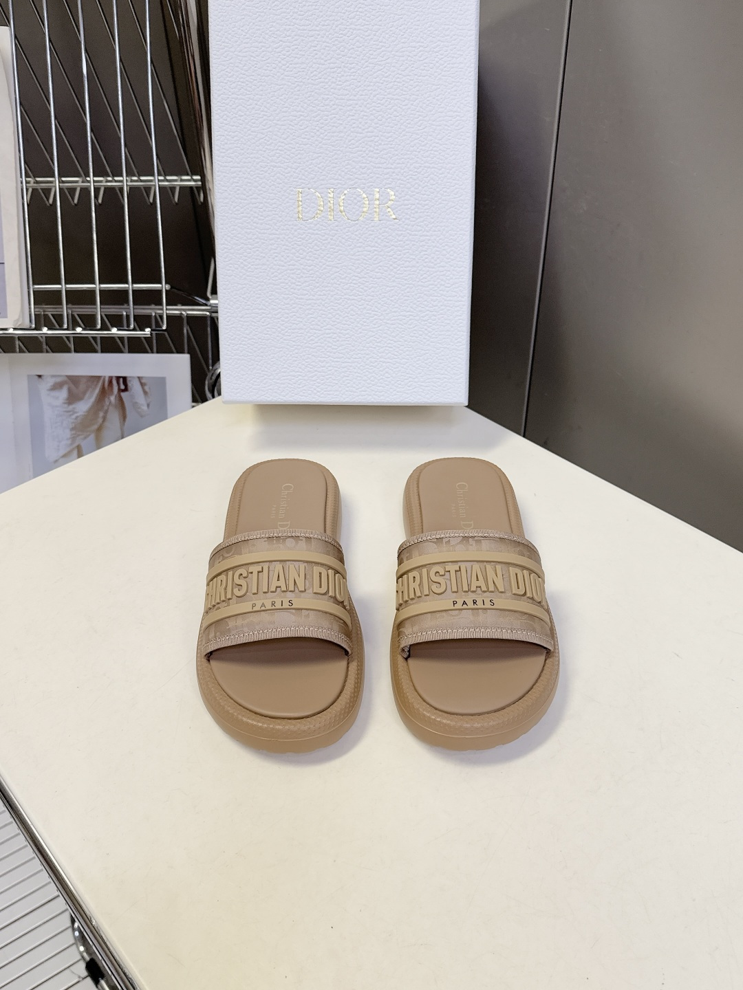 Dior迪奥春夏最新款电绣款拖鞋、超多明星网红种草、夏天必备 专柜正品购入开发 完美复刻细节 经典的版型