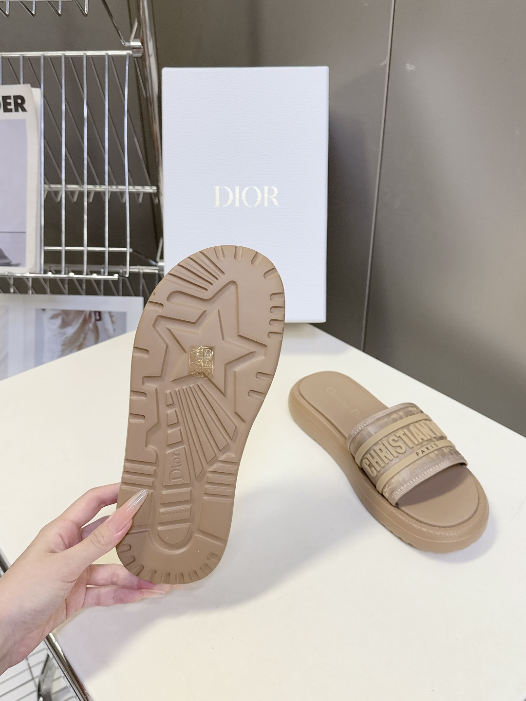 Dior迪奥春夏最新款电绣款拖鞋、超多明星网红种草、夏天必备 专柜正品购入开发 完美复刻细节 经典的版型