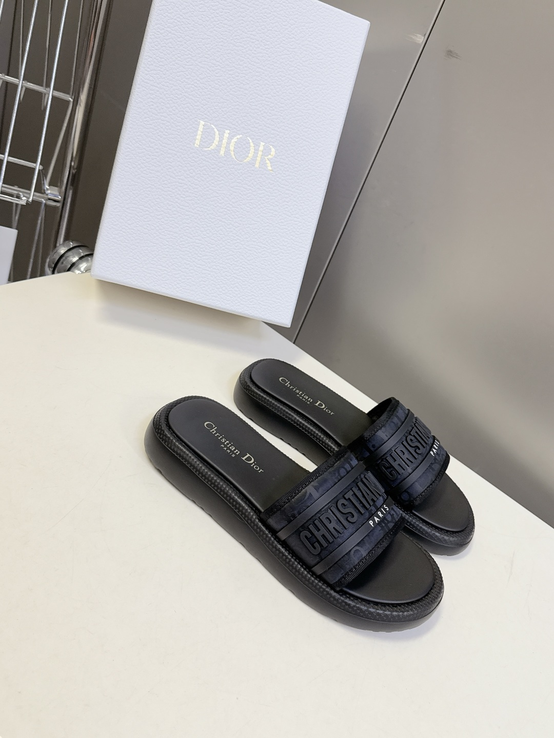 Dior迪奥春夏最新款电绣款拖鞋、超多明星网红种草、夏天必备 专柜正品购入开发 完美复刻细节 经典的版型