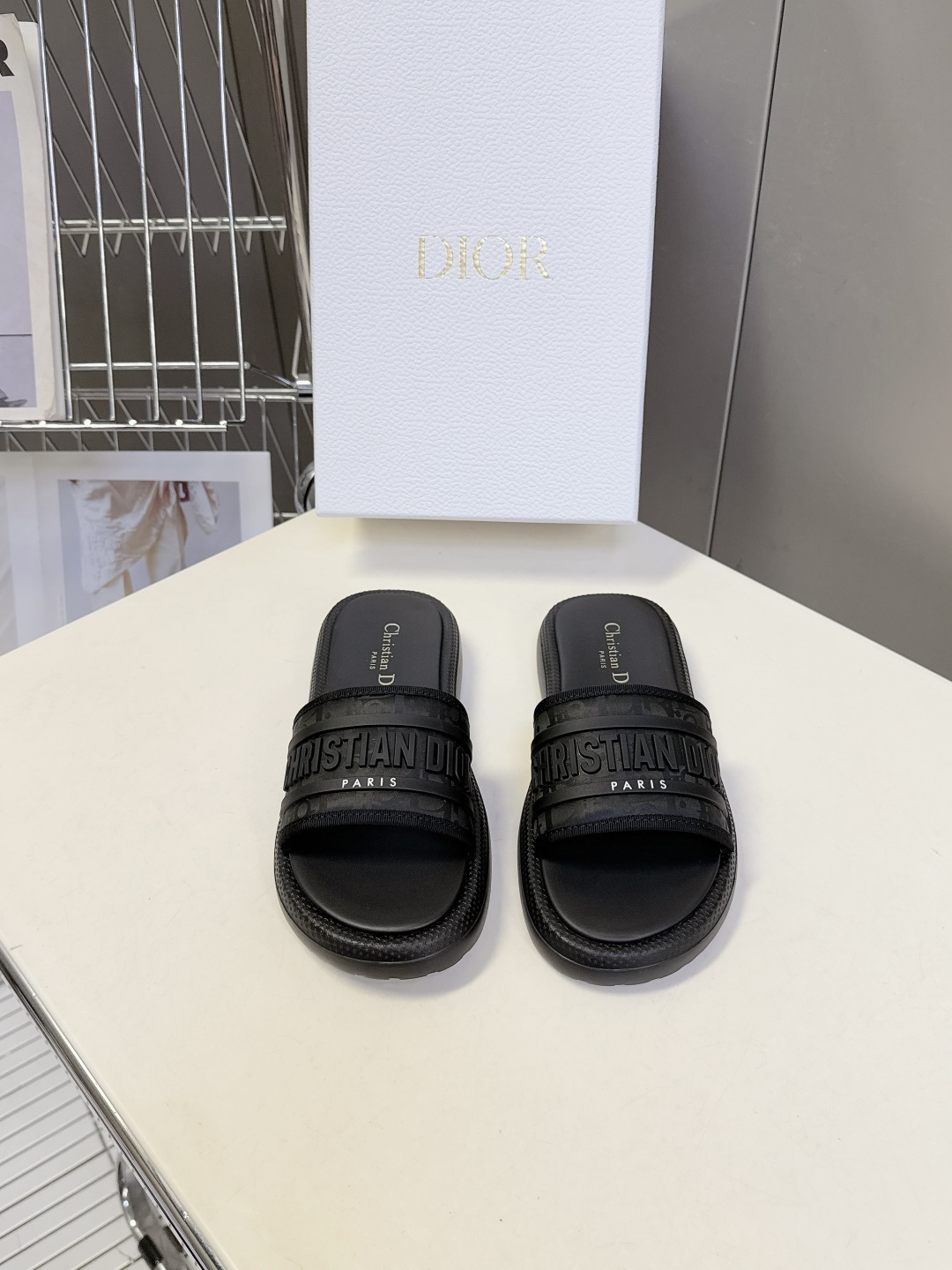 Dior迪奥春夏最新款电绣款拖鞋、超多明星网红种草、夏天必备 专柜正品购入开发 完美复刻细节 经典的版型