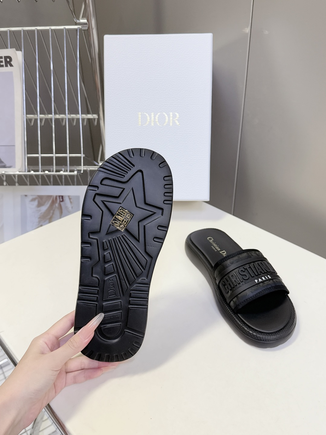 Dior迪奥春夏最新款电绣款拖鞋、超多明星网红种草、夏天必备 专柜正品购入开发 完美复刻细节 经典的版型