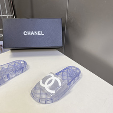 CHANEL香奈儿春夏最新款PVC果冻一字拖超多明星网红种草 该款是香奈儿经典PVC透明果冻凉拖 鞋身饰 CHANEL香奈儿春夏最新款PVC果冻一字拖超多明星网红种草 该款是香奈儿经典PVC透明果冻凉拖 鞋身饰