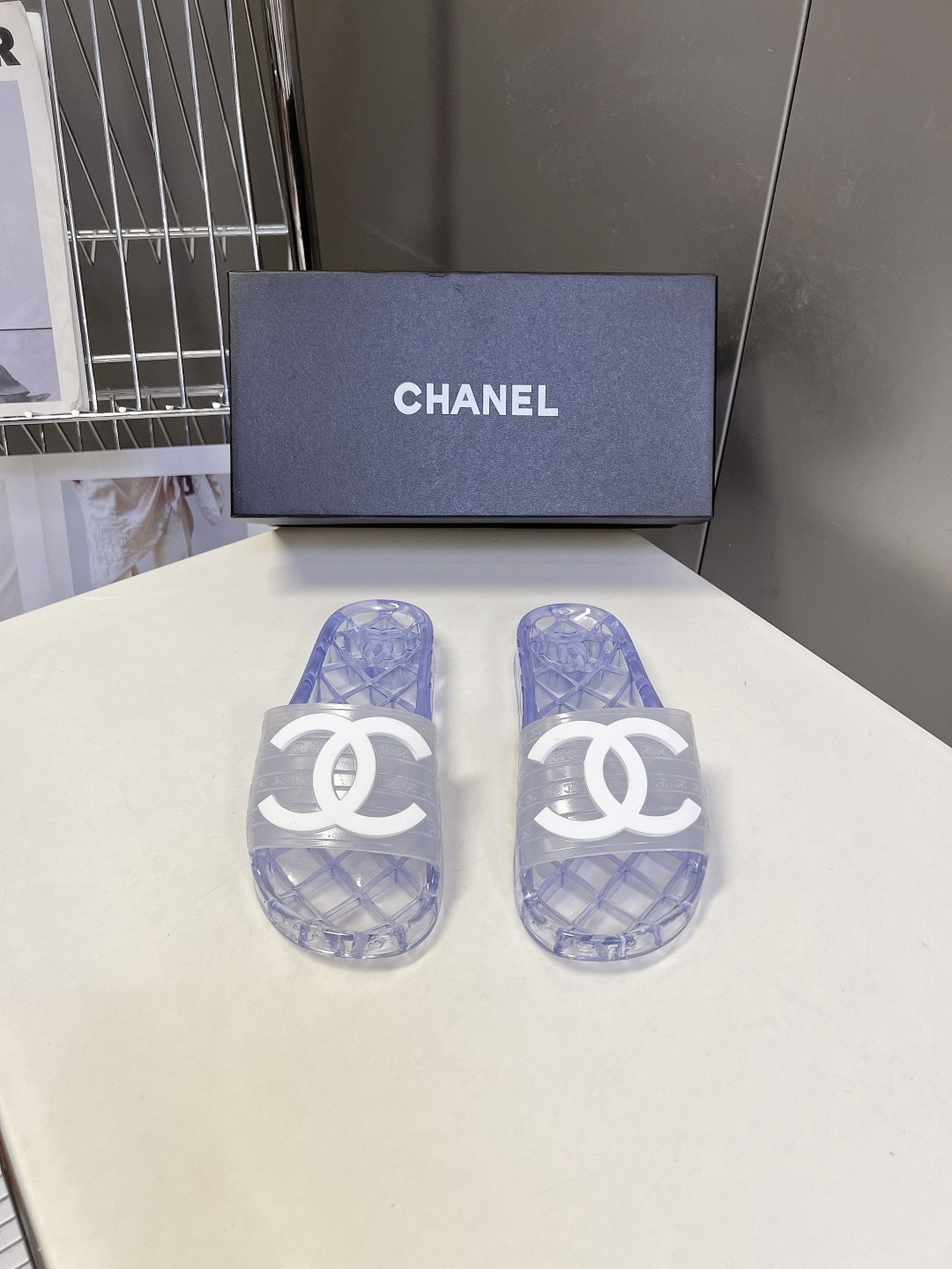 CHANEL香奈儿春夏最新款PVC果冻一字拖超多明星网红种草 该款是香奈儿经典PVC透明果冻凉拖 鞋身饰