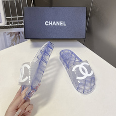 CHANEL香奈儿春夏最新款PVC果冻一字拖超多明星网红种草 该款是香奈儿经典PVC透明果冻凉拖 鞋身饰 CHANEL香奈儿春夏最新款PVC果冻一字拖超多明星网红种草 该款是香奈儿经典PVC透明果冻凉拖 鞋身饰