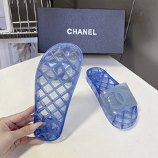 CHANEL香奈儿春夏最新款PVC果冻一字拖超多明星网红种草 该款是香奈儿经典PVC透明果冻凉拖 鞋身饰 CHANEL香奈儿春夏最新款PVC果冻一字拖超多明星网红种草 该款是香奈儿经典PVC透明果冻凉拖 鞋身饰