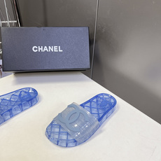 CHANEL香奈儿春夏最新款PVC果冻一字拖超多明星网红种草 该款是香奈儿经典PVC透明果冻凉拖 鞋身饰 CHANEL香奈儿春夏最新款PVC果冻一字拖超多明星网红种草 该款是香奈儿经典PVC透明果冻凉拖 鞋身饰