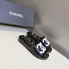 CHANEL香奈儿春夏最新款PVC果冻一字拖超多明星网红种草 该款是香奈儿经典PVC透明果冻凉拖 鞋身饰 CHANEL香奈儿春夏最新款PVC果冻一字拖超多明星网红种草 该款是香奈儿经典PVC透明果冻凉拖 鞋身饰