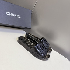 CHANEL香奈儿春夏最新款PVC果冻一字拖超多明星网红种草 该款是香奈儿经典PVC透明果冻凉拖 鞋身饰 CHANEL香奈儿春夏最新款PVC果冻一字拖超多明星网红种草 该款是香奈儿经典PVC透明果冻凉拖 鞋身饰