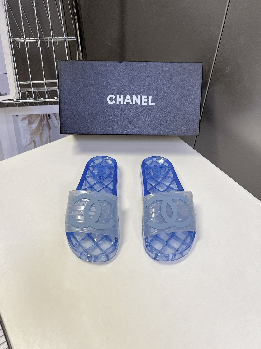 CHANEL香奈儿春夏最新款PVC果冻一字拖超多明星网红种草 该款是香奈儿经典PVC透明果冻凉拖 鞋身饰