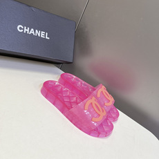 CHANEL香奈儿春夏最新款PVC果冻一字拖超多明星网红种草 该款是香奈儿经典PVC透明果冻凉拖 鞋身饰 CHANEL香奈儿春夏最新款PVC果冻一字拖超多明星网红种草 该款是香奈儿经典PVC透明果冻凉拖 鞋身饰