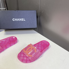 CHANEL香奈儿春夏最新款PVC果冻一字拖超多明星网红种草 该款是香奈儿经典PVC透明果冻凉拖 鞋身饰 CHANEL香奈儿春夏最新款PVC果冻一字拖超多明星网红种草 该款是香奈儿经典PVC透明果冻凉拖 鞋身饰