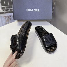 CHANEL香奈儿春夏最新款PVC果冻一字拖超多明星网红种草 该款是香奈儿经典PVC透明果冻凉拖 鞋身饰 CHANEL香奈儿春夏最新款PVC果冻一字拖超多明星网红种草 该款是香奈儿经典PVC透明果冻凉拖 鞋身饰