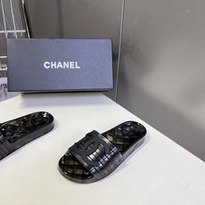 CHANEL香奈儿春夏最新款PVC果冻一字拖超多明星网红种草 该款是香奈儿经典PVC透明果冻凉拖 鞋身饰 CHANEL香奈儿春夏最新款PVC果冻一字拖超多明星网红种草 该款是香奈儿经典PVC透明果冻凉拖 鞋身饰