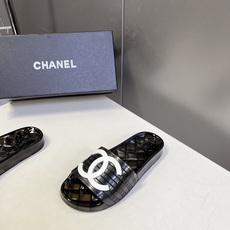 CHANEL香奈儿春夏最新款PVC果冻一字拖超多明星网红种草 该款是香奈儿经典PVC透明果冻凉拖 鞋身饰 CHANEL香奈儿春夏最新款PVC果冻一字拖超多明星网红种草 该款是香奈儿经典PVC透明果冻凉拖 鞋身饰