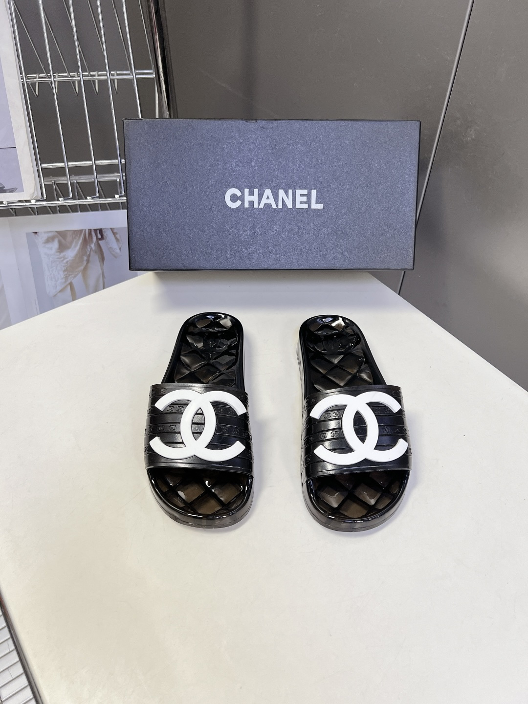 CHANEL香奈儿春夏最新款PVC果冻一字拖超多明星网红种草 该款是香奈儿经典PVC透明果冻凉拖 鞋身饰