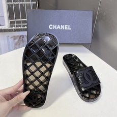 CHANEL香奈儿春夏最新款PVC果冻一字拖超多明星网红种草 该款是香奈儿经典PVC透明果冻凉拖 鞋身饰 CHANEL香奈儿春夏最新款PVC果冻一字拖超多明星网红种草 该款是香奈儿经典PVC透明果冻凉拖 鞋身饰