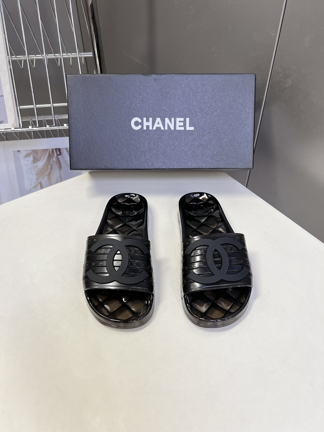 CHANEL香奈儿春夏最新款PVC果冻一字拖超多明星网红种草 该款是香奈儿经典PVC透明果冻凉拖 鞋身饰