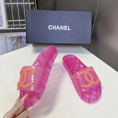 CHANEL香奈儿春夏最新款PVC果冻一字拖超多明星网红种草 该款是香奈儿经典PVC透明果冻凉拖 鞋身饰 CHANEL香奈儿春夏最新款PVC果冻一字拖超多明星网红种草 该款是香奈儿经典PVC透明果冻凉拖 鞋身饰
