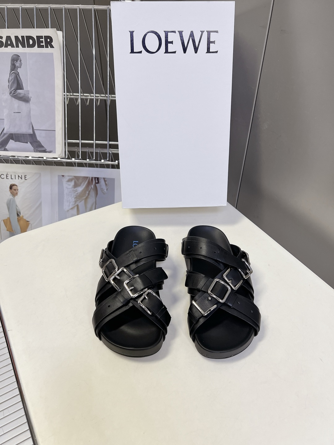 LOEWE罗意威春夏最新款多扣带平底凉拖超多明星网红种草 是品牌主打极简工装风夏日凉拖 多层交叉皮质绑带